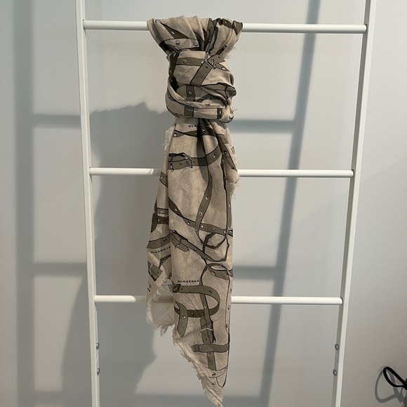 Burberry Accessories - BURBERRY lightweight print square scarf